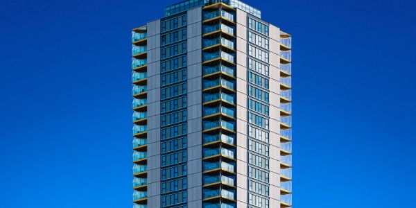 Moderne Architektur vor tiefblauem Himmel