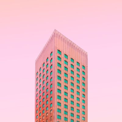Moderne Architektur vor orangem Himmel